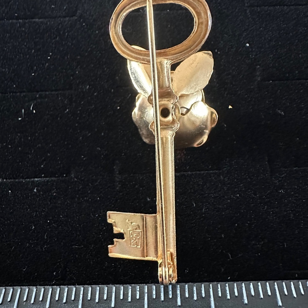 Gold Key Brooch with‎ Flower Design - Picture 4 of 5